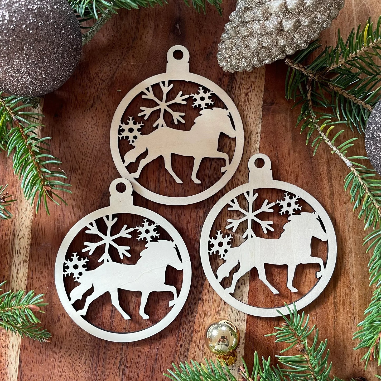 Christbaumkugel "Tölter mit Schneeflocken"