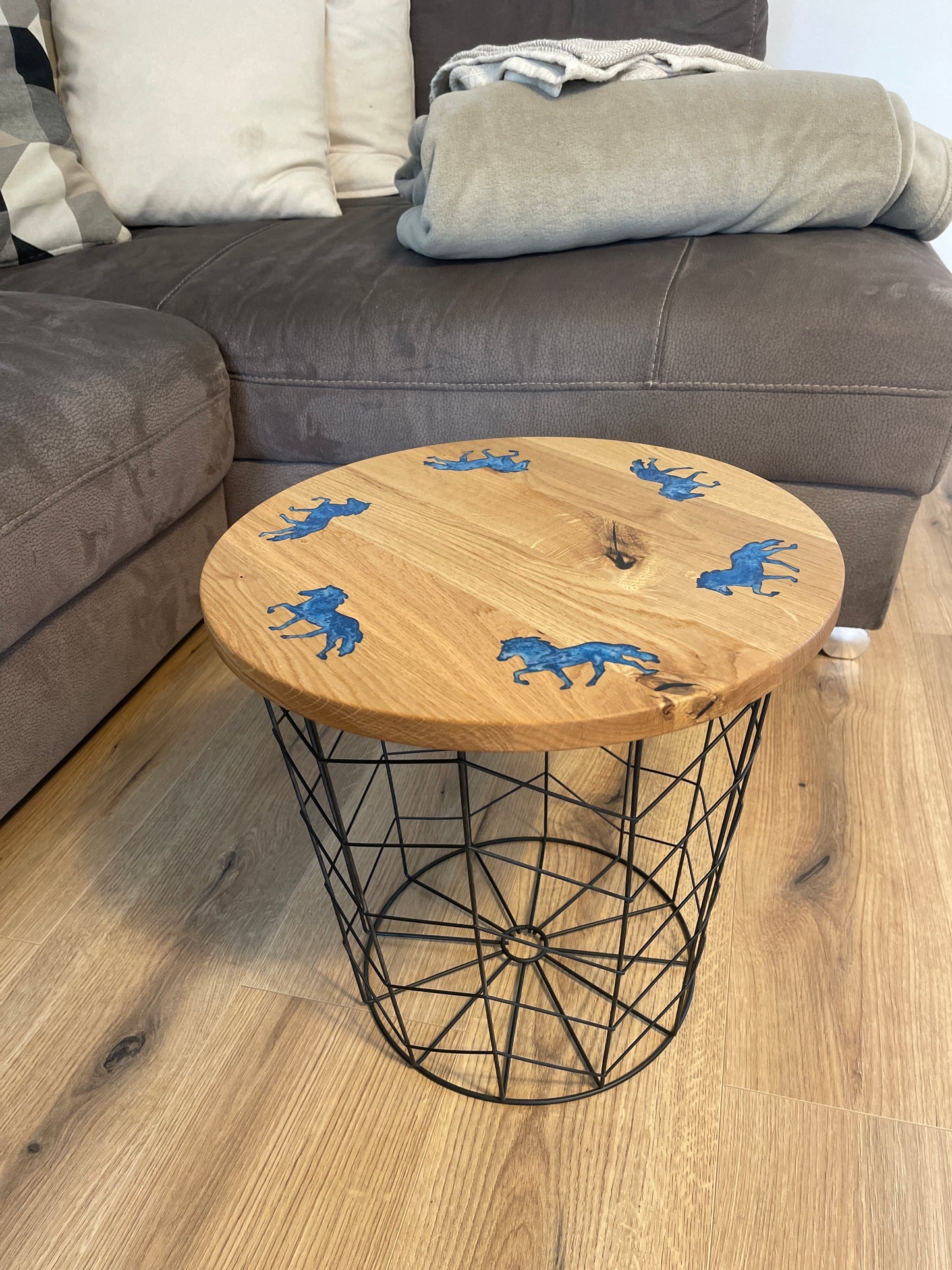 Epoxid Beistelltisch „Tölter“, blau weiß 01