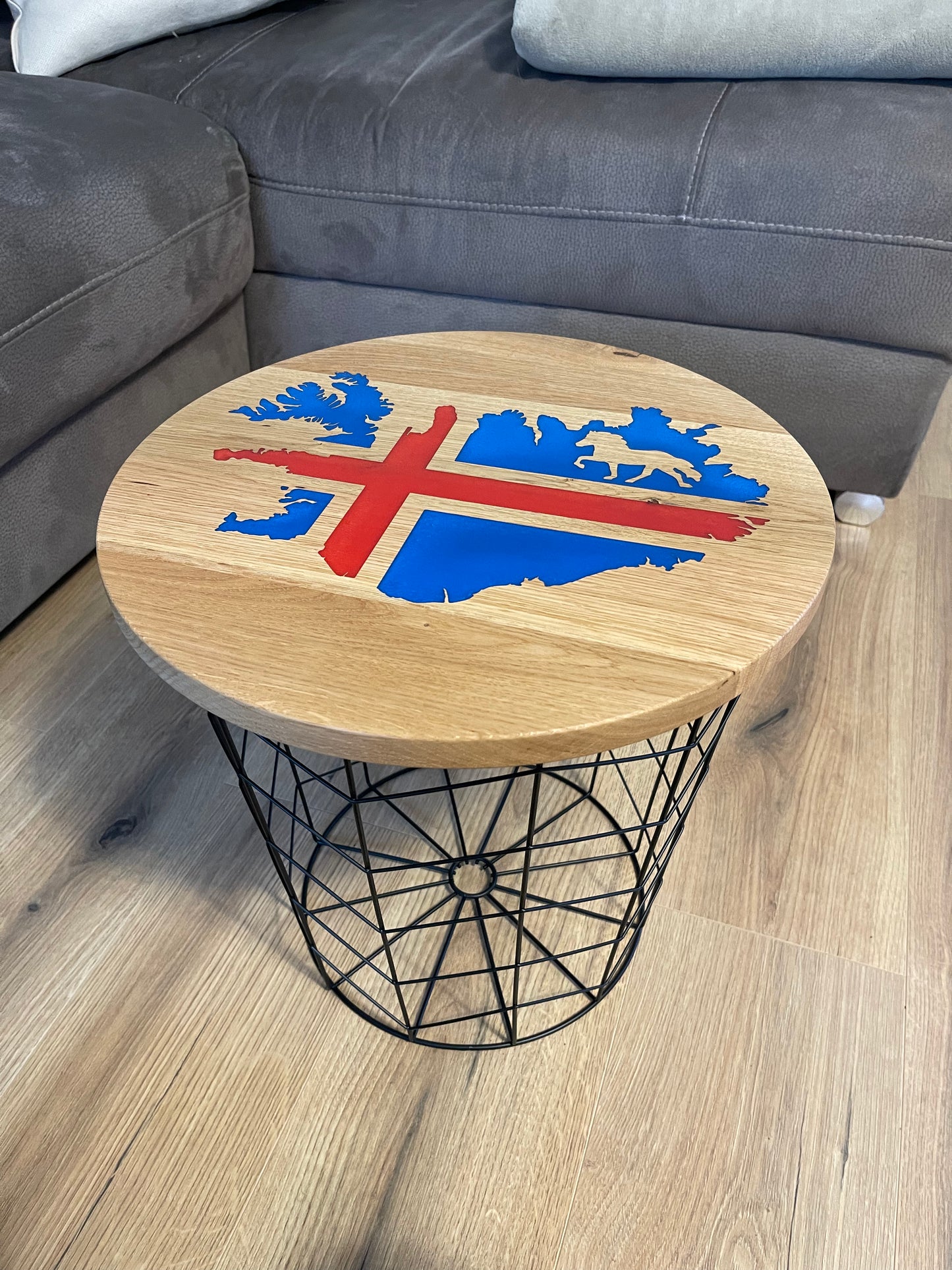 Epoxid Beistelltisch „Islandflagge“, blau rot 03