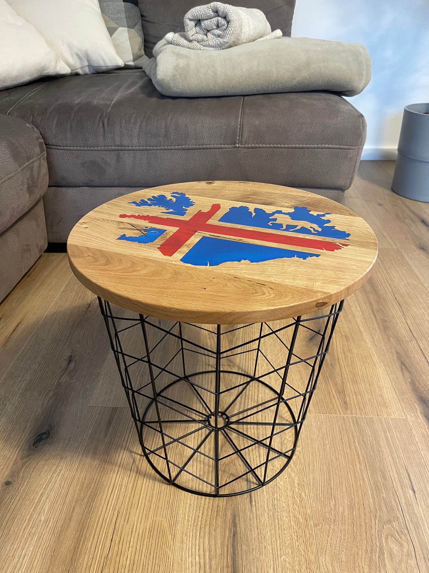 Epoxid Beistelltisch „Islandflagge“, blau rot 04