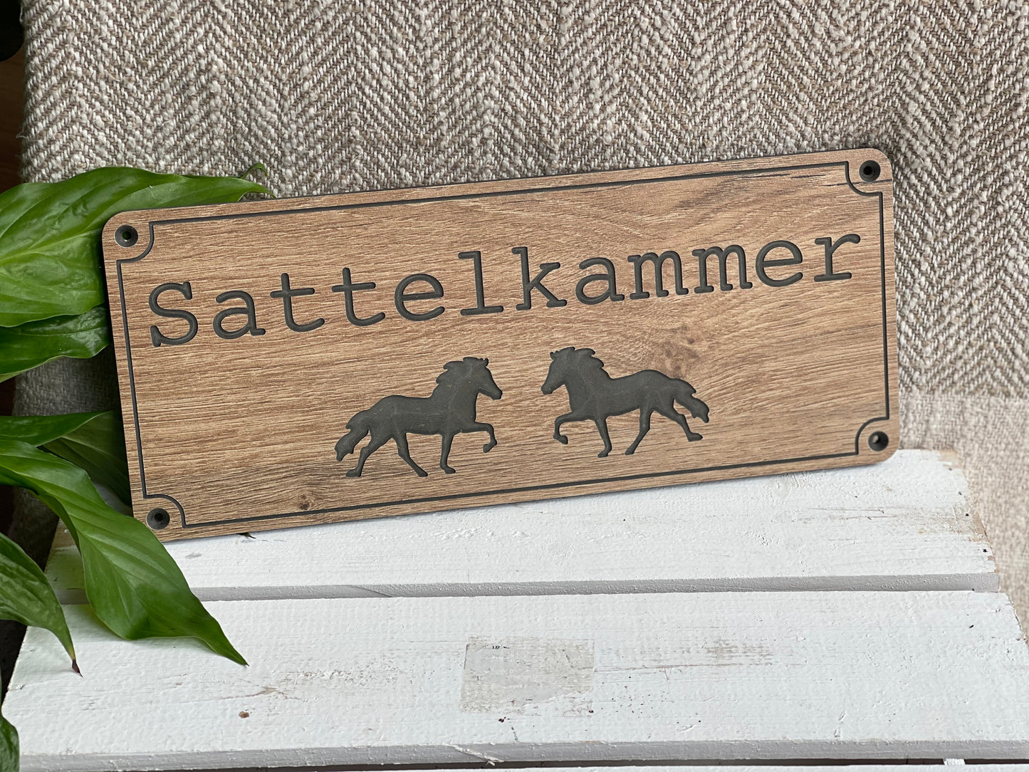 Stallschild "Sattelkammer" mit zwei Töltern