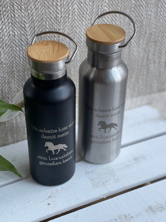 Isolierflasche aus Edelstahl mit Bambusdeckel "Ich arbeite hier nur, ..."
