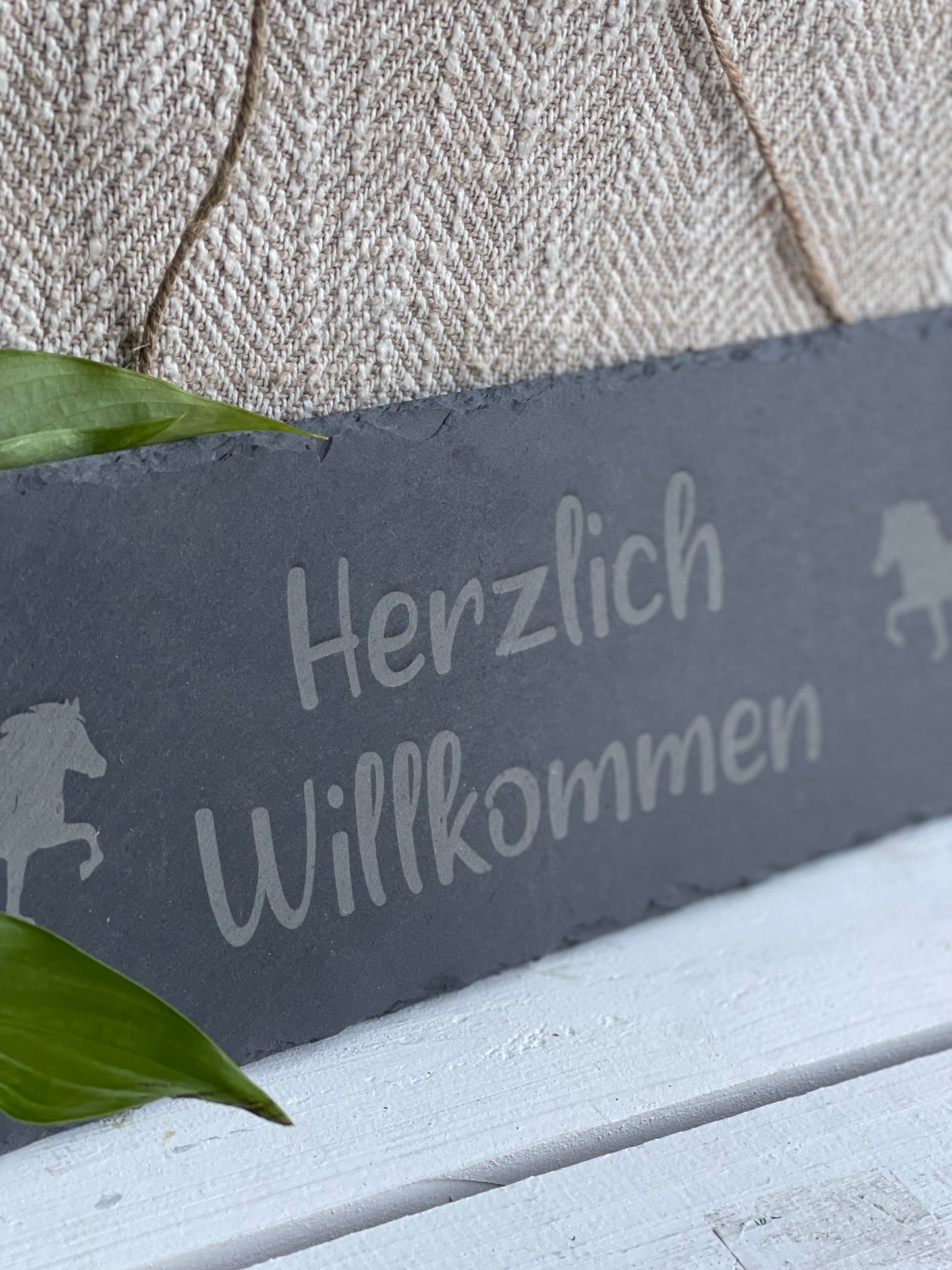 Schieferschild "Herzlich Willkommen" mit Tölter, eckig