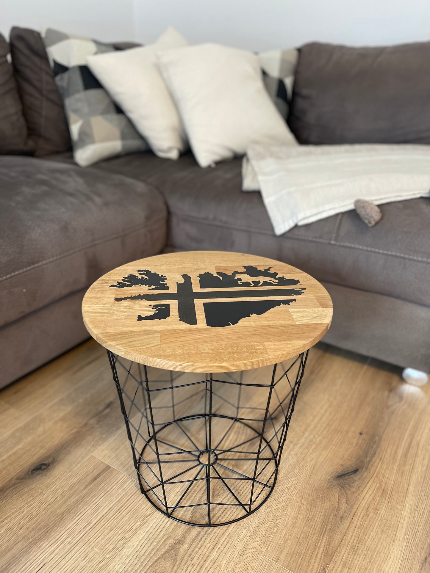 Epoxid Beistelltisch „Islandflagge“, schwarz mit Goldpartikel