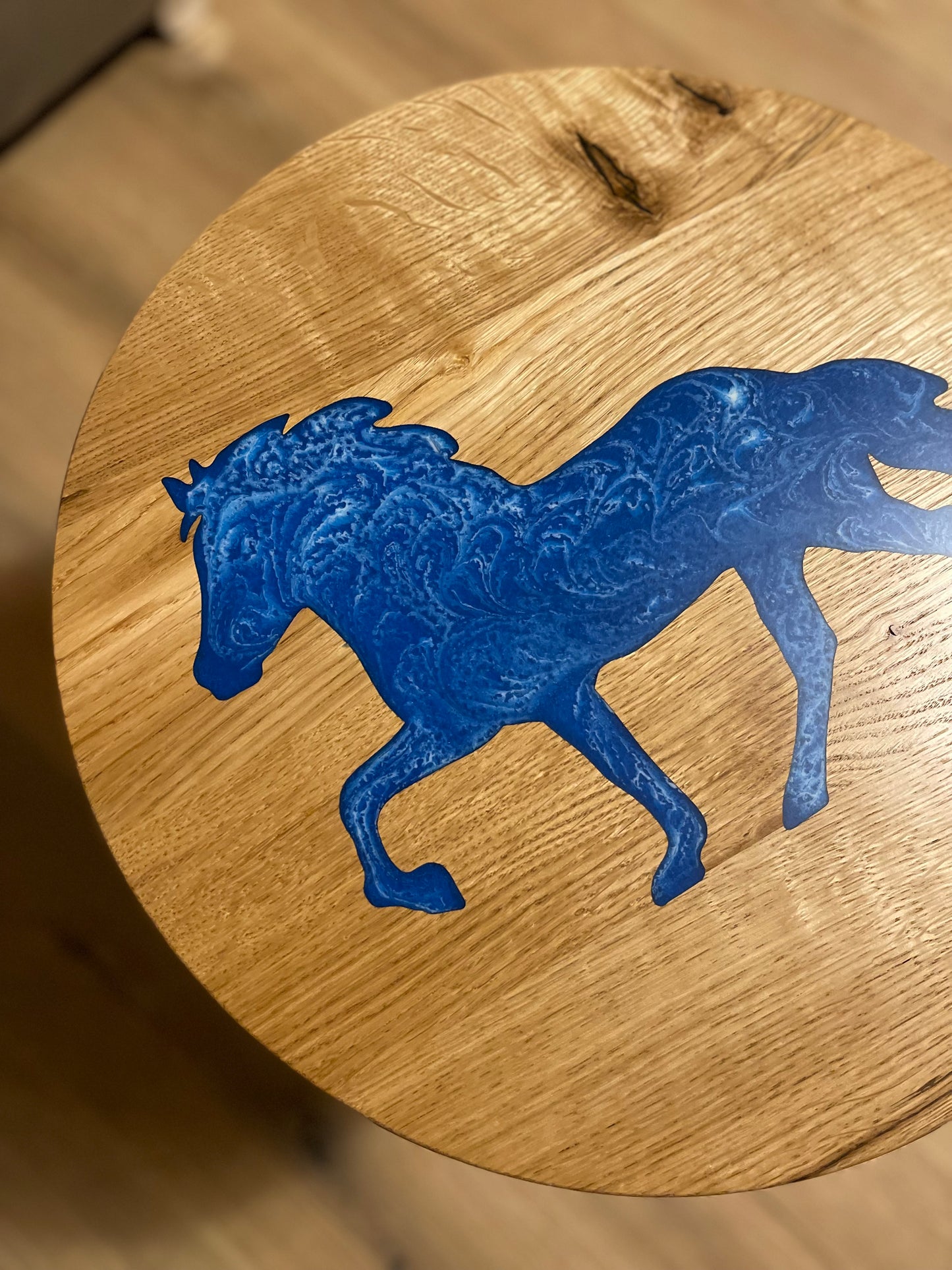 Epoxid Beistelltisch „Tölter groß“, blau weiß