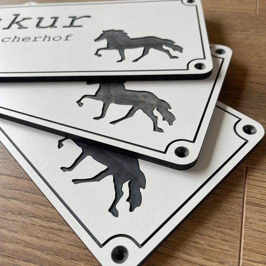 Individuelles Stallschild aus HPL, weiß