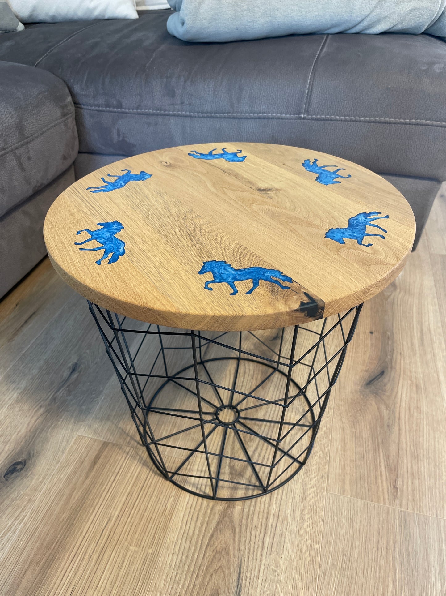 Epoxid Beistelltisch „Tölter“, blau weiß 02