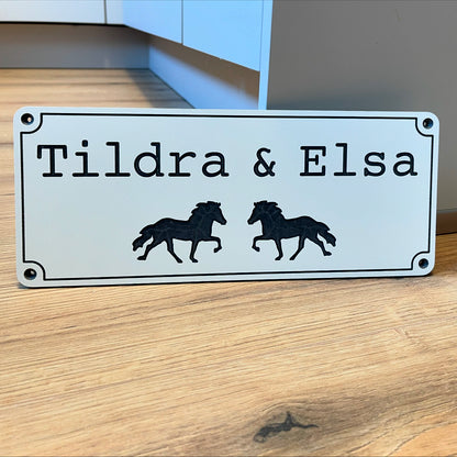 Individuelles Stallschild mit zwei Töltern und Namen