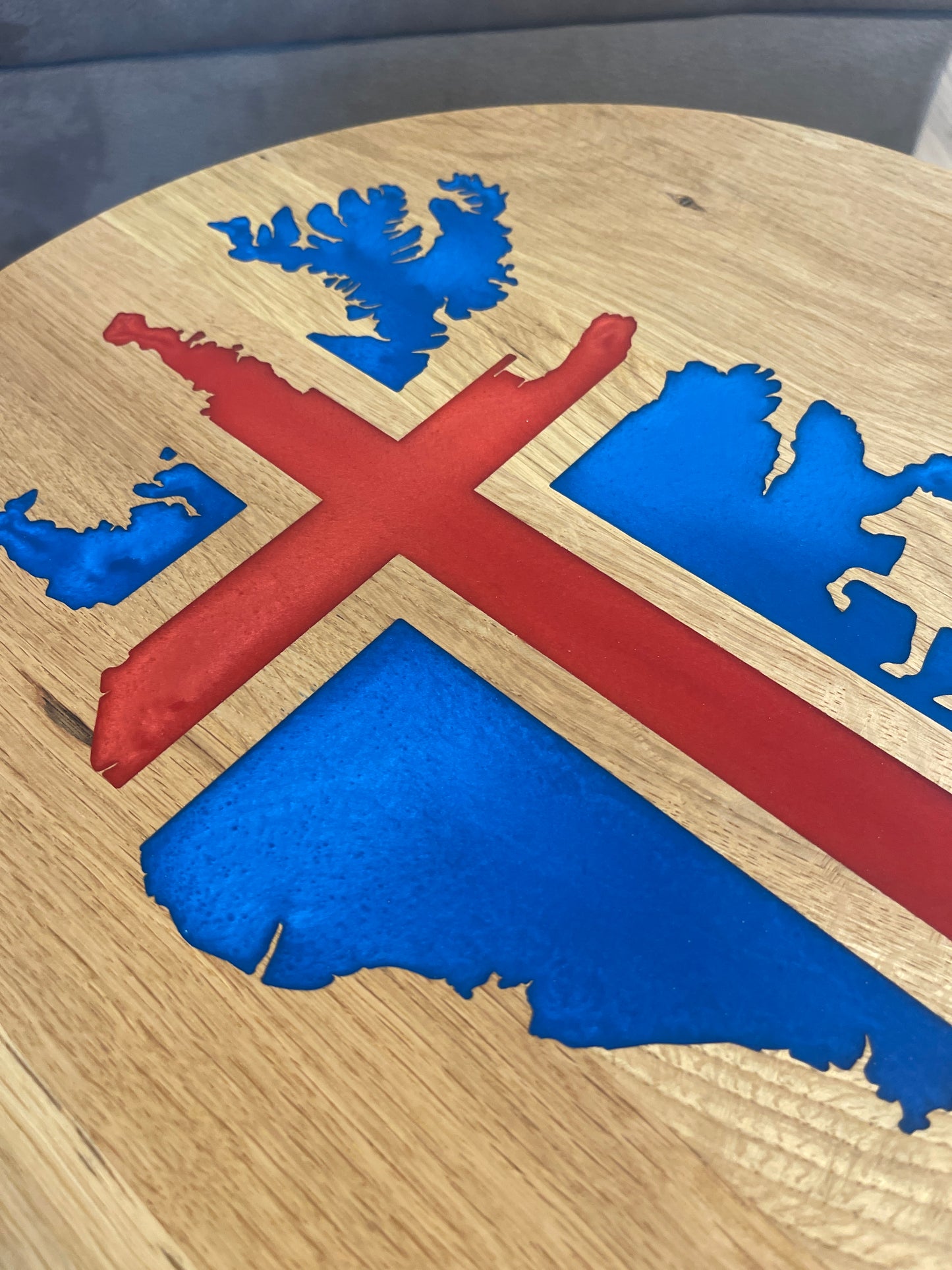 Epoxid Beistelltisch „Islandflagge“, blau rot mit leichtem Schimmer