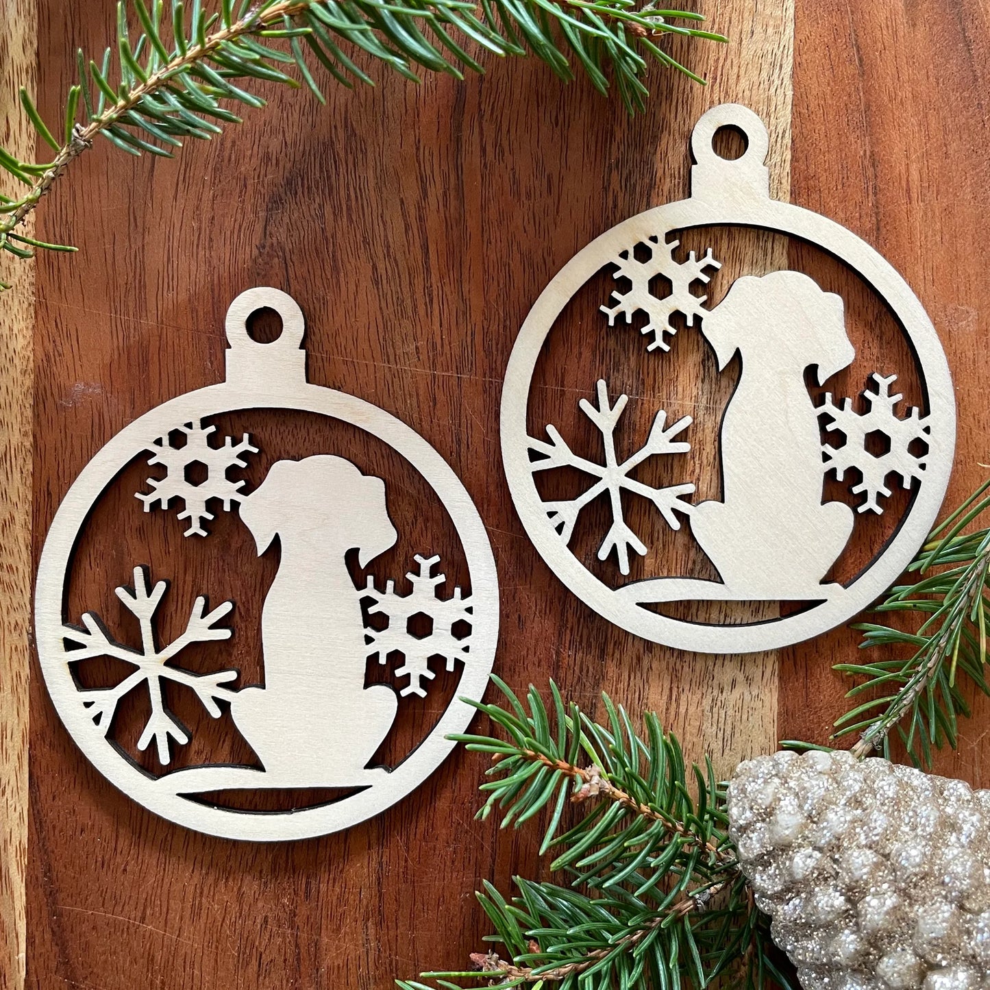 Christbaumkugel "Hund mit Schneeflocken"