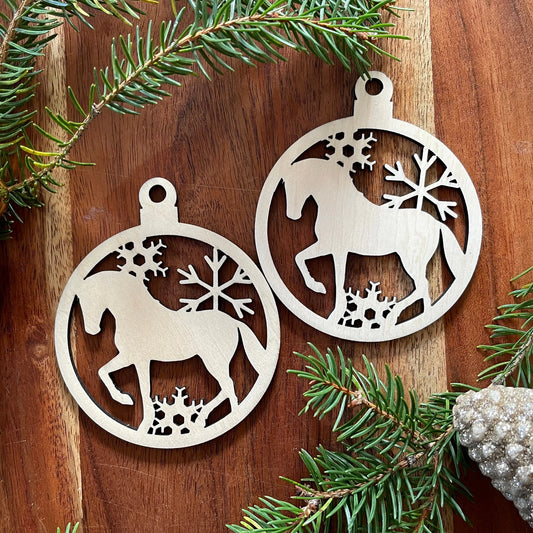 Christbaumkugel "Pferd mit Schneeflocken"