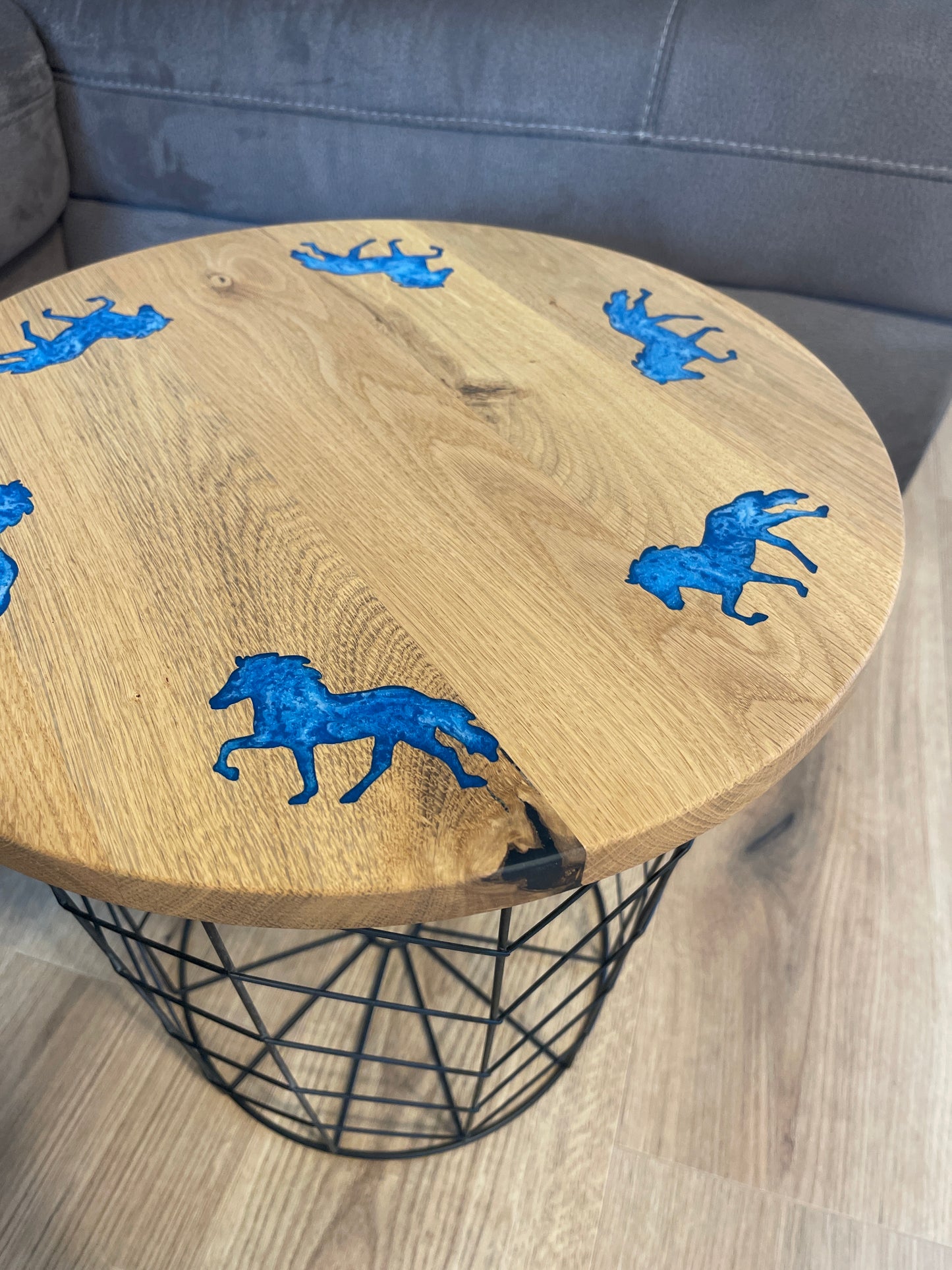 Epoxid Beistelltisch „Tölter“, blau weiß 02
