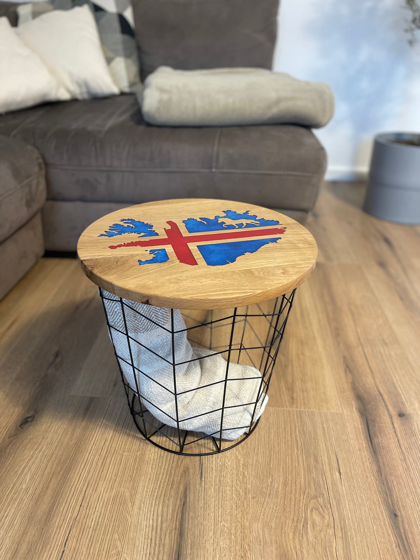 Epoxid Beistelltisch „Islandflagge“, blau rot mit weißem Schimmer 01