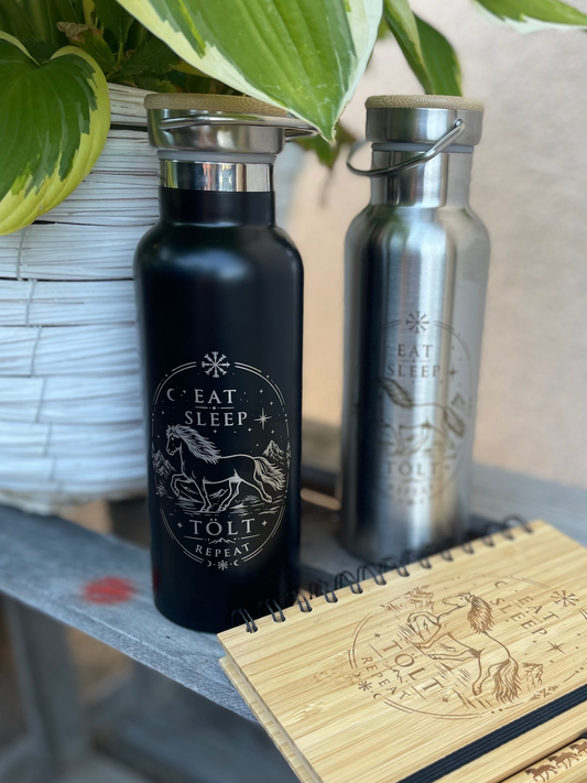 Isolierflasche aus Edelstahl mit Bambusdeckel "eat sleep tölt repeat“
