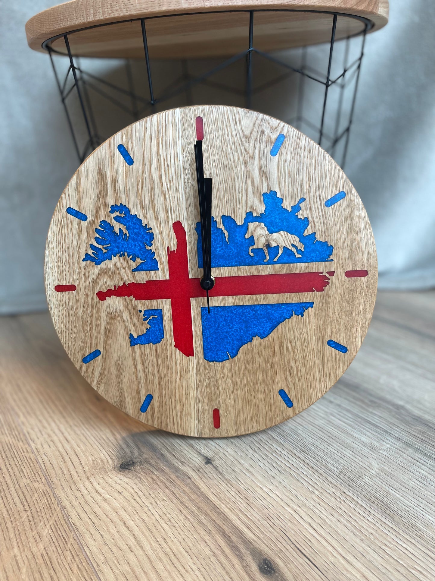 Epoxid Uhr "Islandflagge", blau rot mit weißem Schimmer