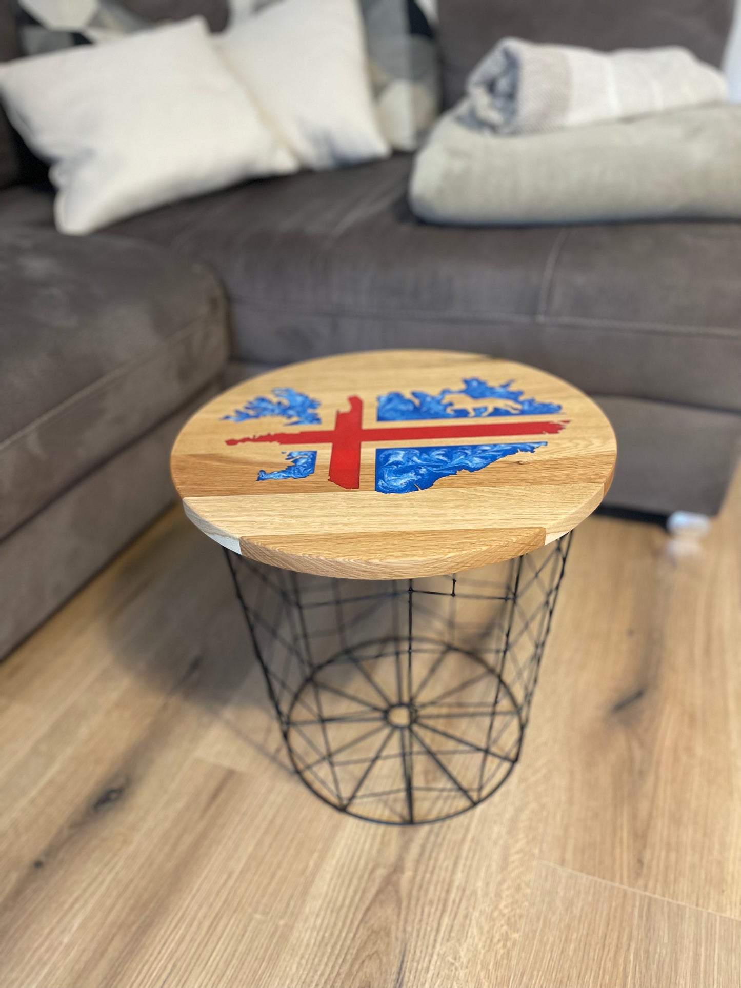 Epoxid Beistelltisch „Islandflagge“, blau weiß rot 05