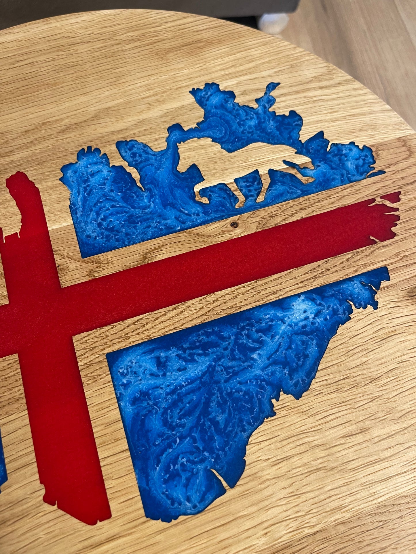 Epoxid Beistelltisch „Islandflagge“, blau weiß rot 07