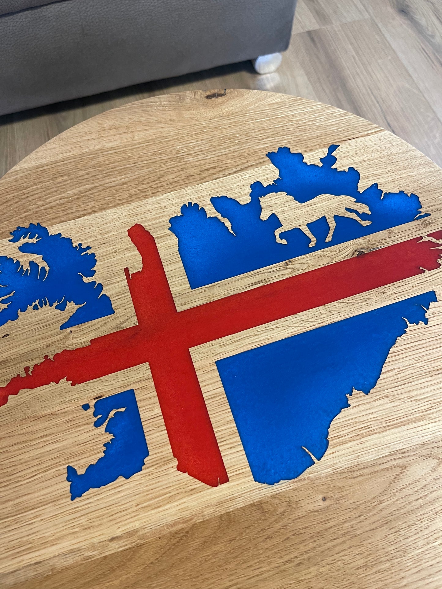Epoxid Beistelltisch „Islandflagge“, blau rot 03