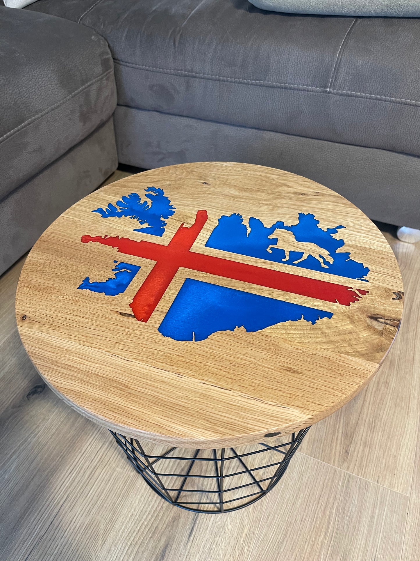 Epoxid Beistelltisch „Islandflagge“, blau rot 01 mit leichtem weißen Schimmer