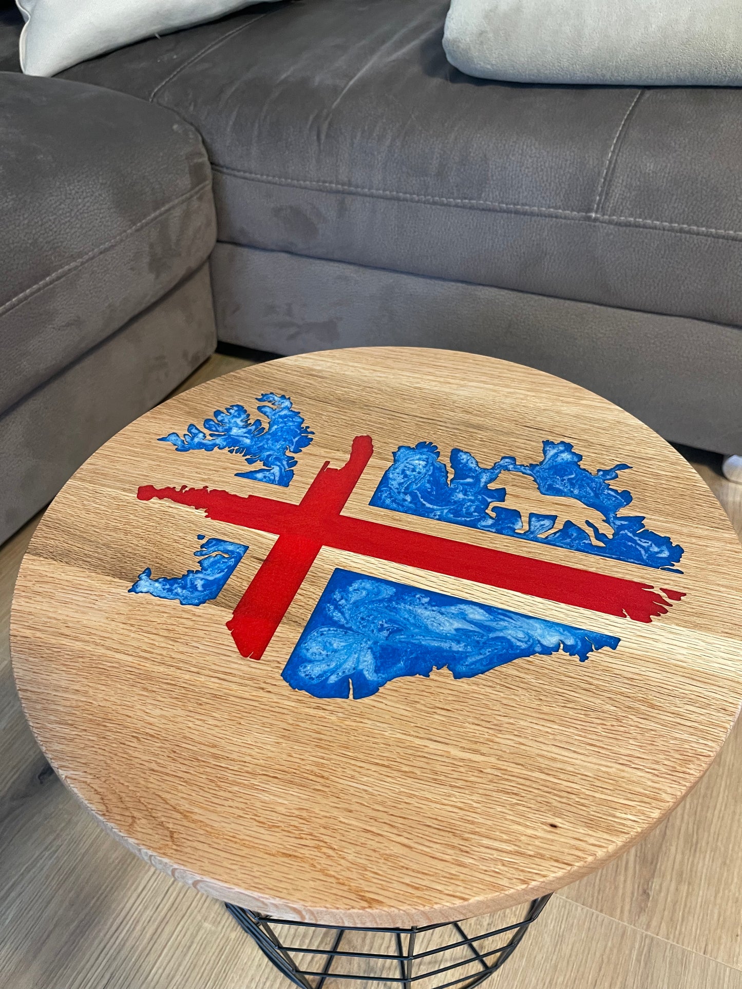 Epoxid Beistelltisch „Islandflagge“, blau weiß rot 01
