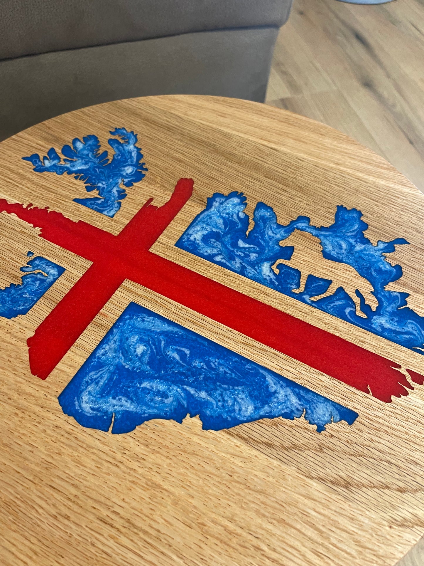 Epoxid Beistelltisch „Islandflagge“, blau weiß rot 02