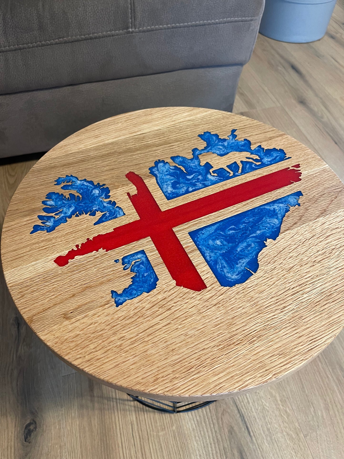 Epoxid Beistelltisch „Islandflagge“, blau weiß rot 02