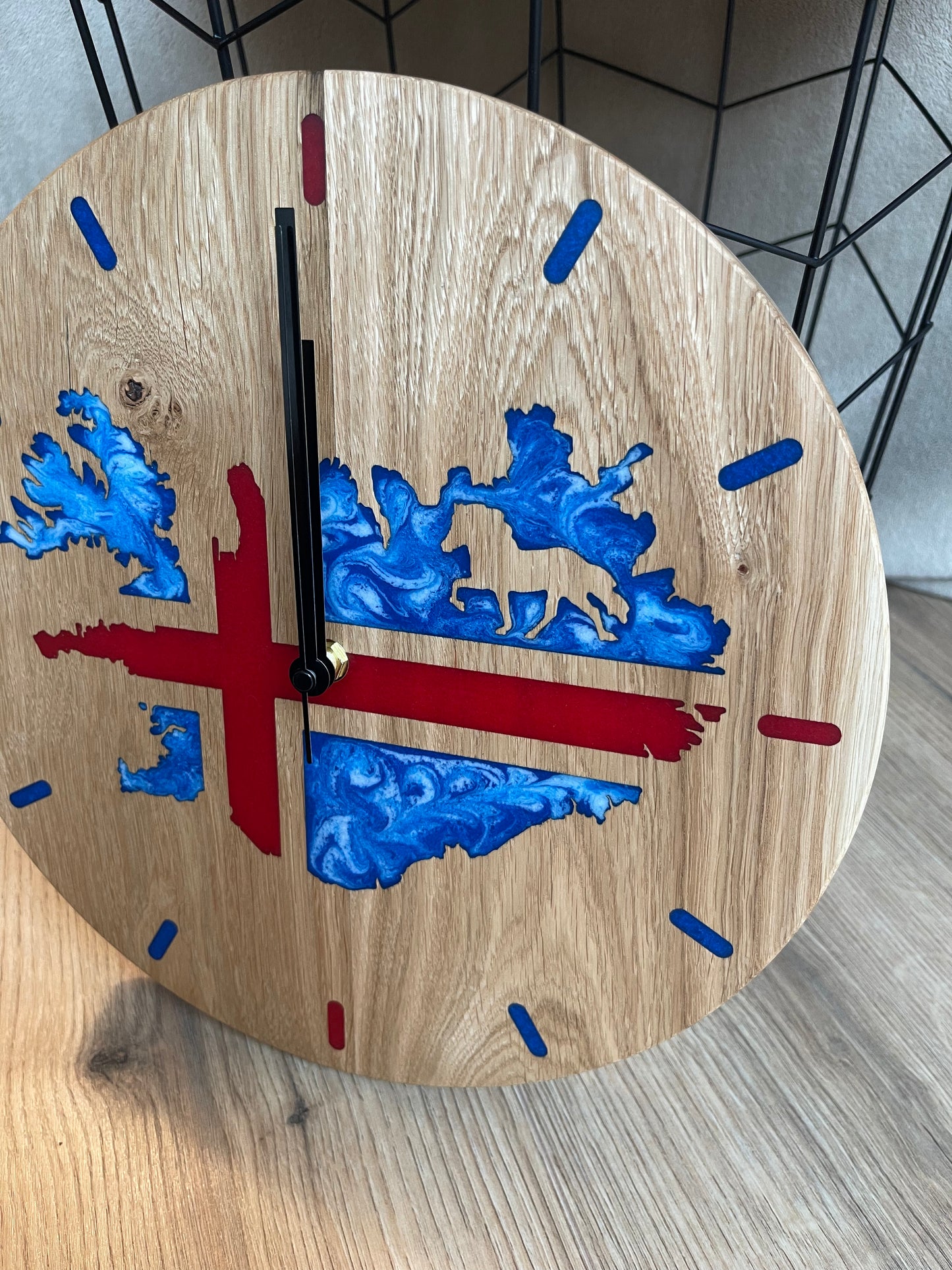 Epoxid Uhr "Islandflagge", blau weiß rot 01