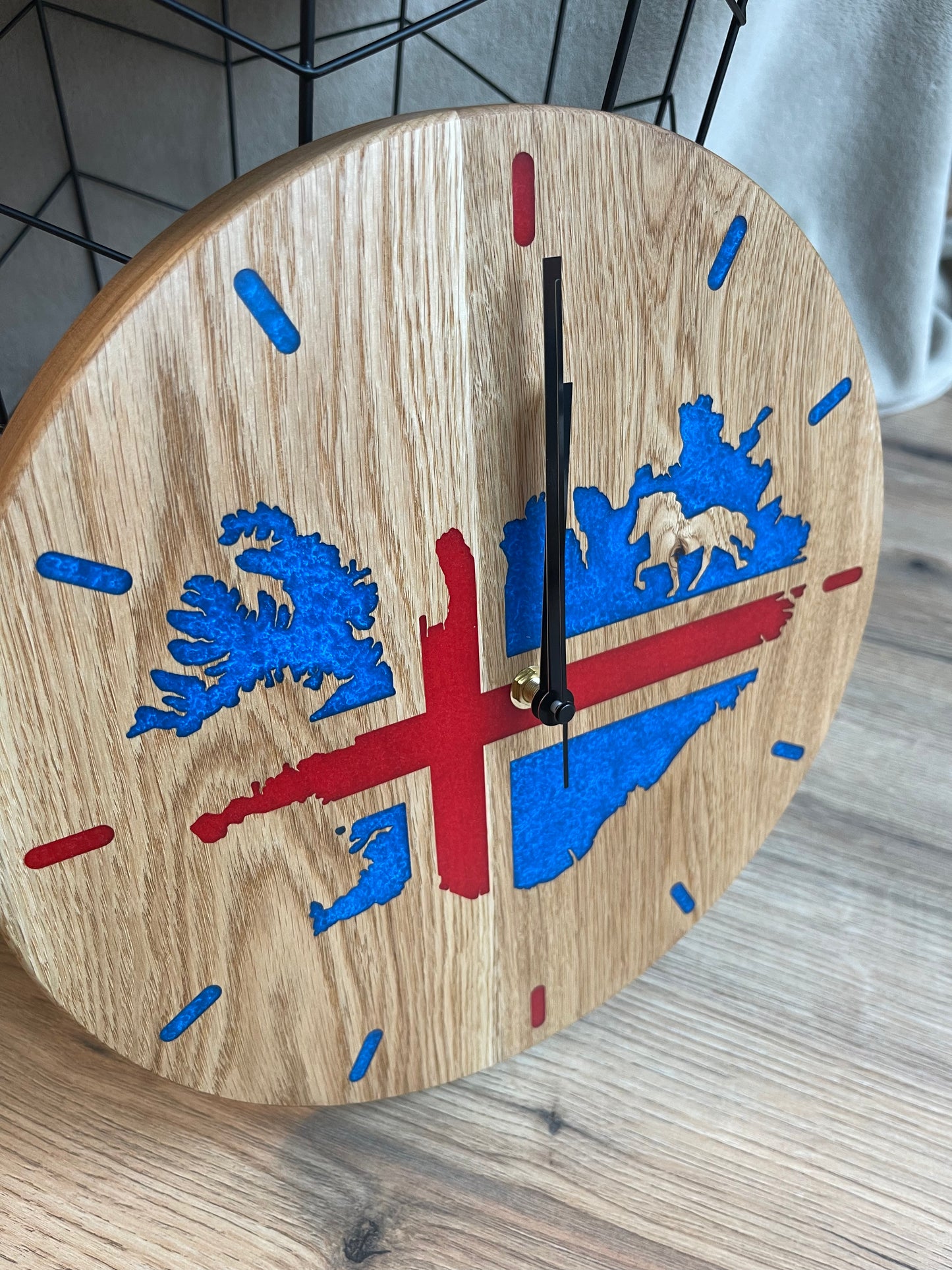 Epoxid Uhr "Islandflagge", blau rot mit weißem Schimmer