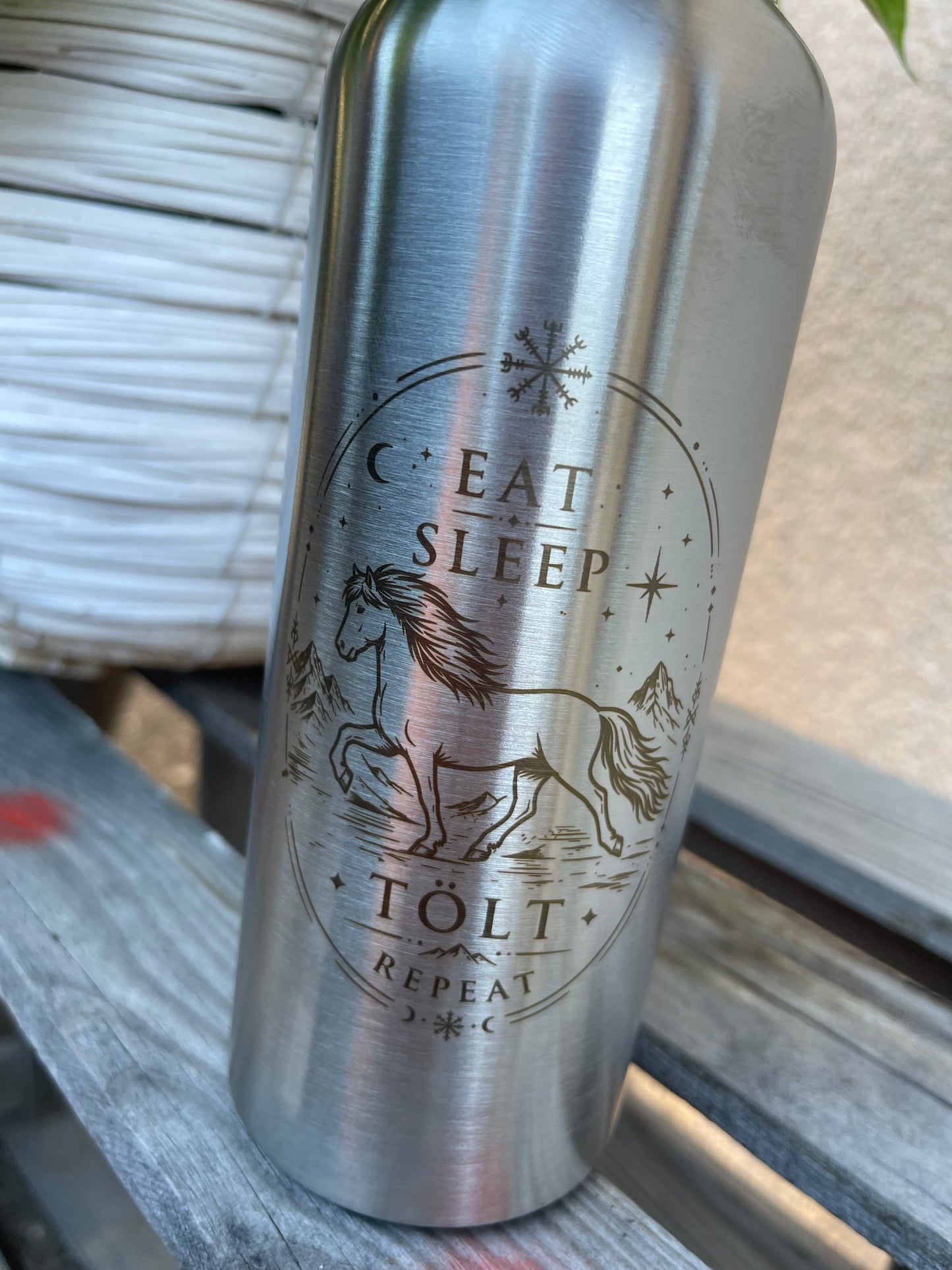 Isolierflasche aus Edelstahl mit Bambusdeckel "eat sleep tölt repeat“