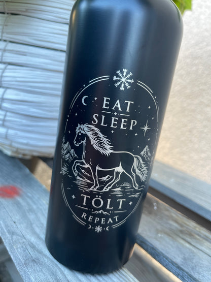 Isolierflasche aus Edelstahl mit Bambusdeckel "eat sleep tölt repeat“