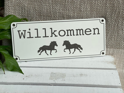 Stallschild „Willkommen“ mit zwei Töltern
