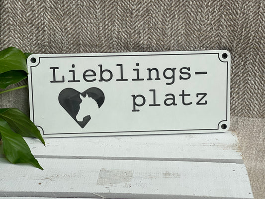 Stallschild "Lieblingsplatz" mit Pferd im Herz