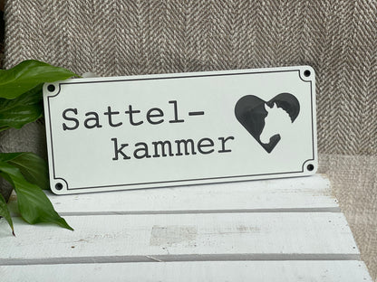Stallschild "Sattelkammer" mit Pferd im Herz