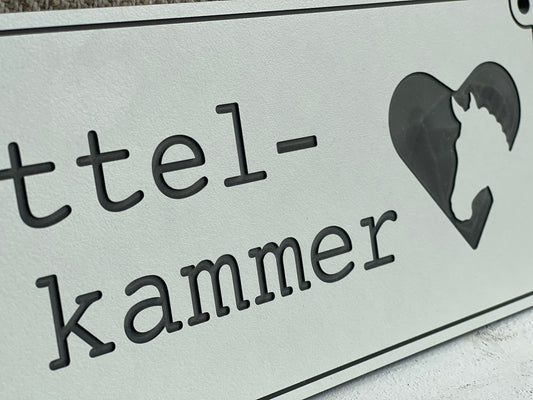 Stallschild "Sattelkammer" mit Pferd im Herz