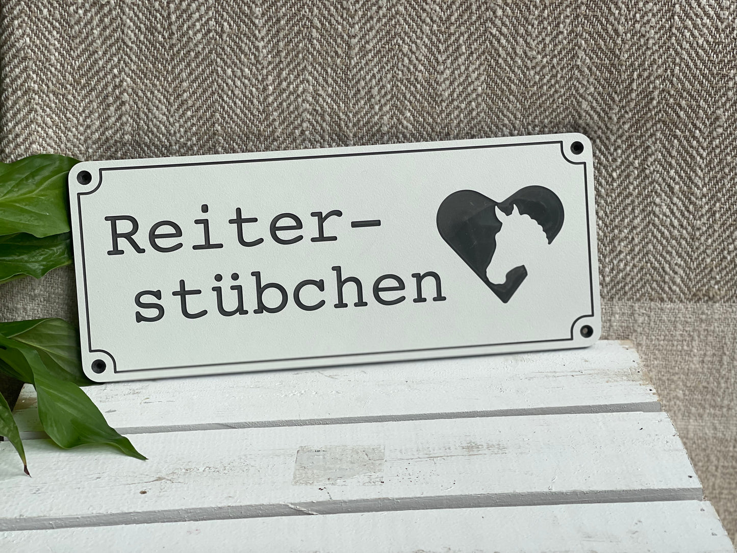 Stallschild "Reiterstübchen" mit Pferd im Herz