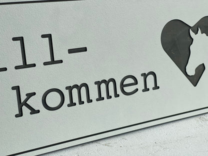 Stallschild „Willkommen“ mit Pferd im Herz