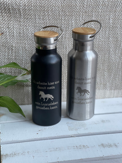 Isolierflasche aus Edelstahl mit Bambusdeckel "Ich arbeite hier nur, ..."