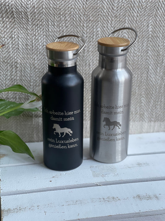 Isolierflasche aus Edelstahl mit Bambusdeckel "Ich arbeite hier nur, ..."