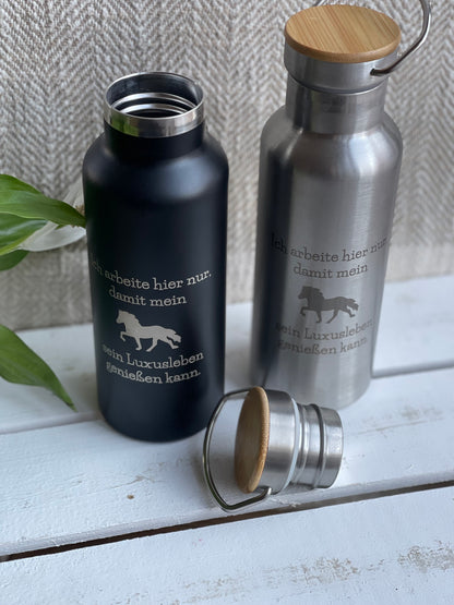 Isolierflasche aus Edelstahl mit Bambusdeckel "Ich arbeite hier nur, ..."