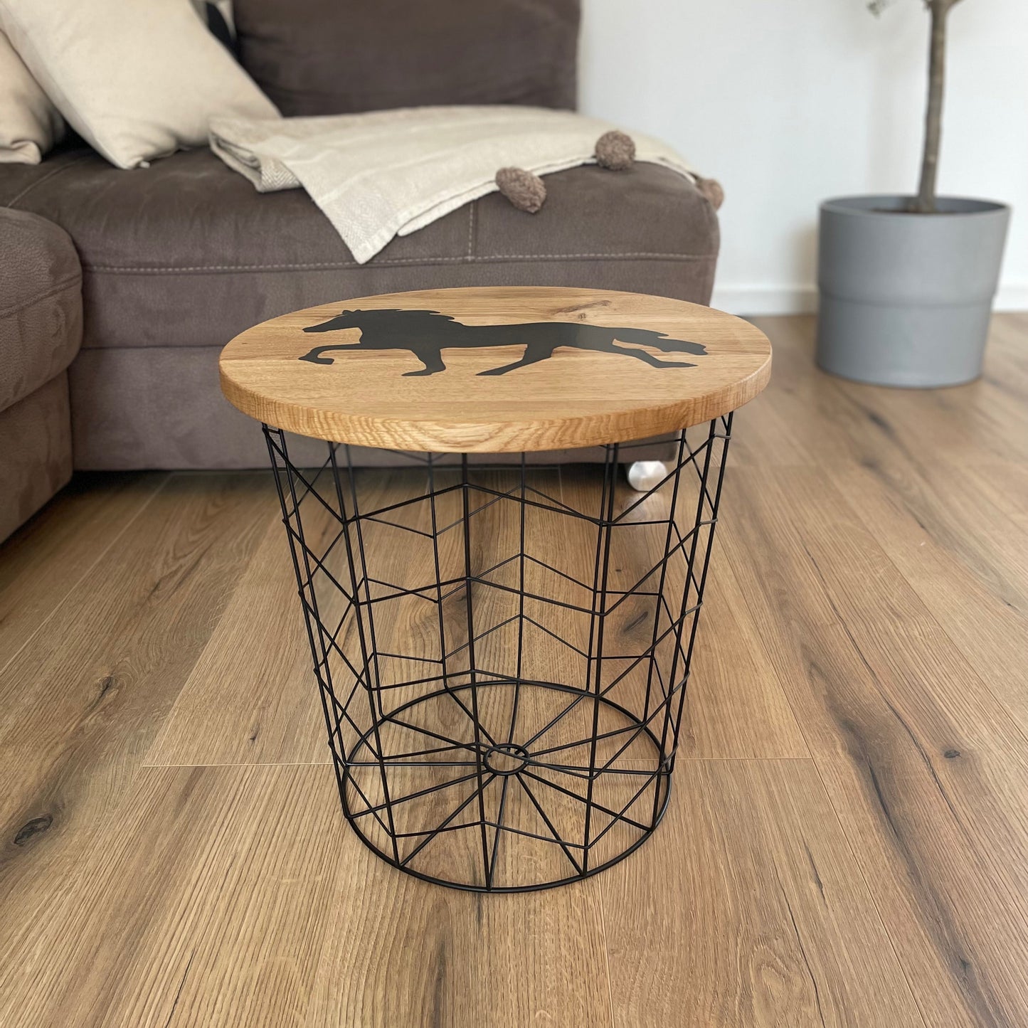 Epoxid Beistelltisch „Tölter groß“, schwarz mit Goldpartikel