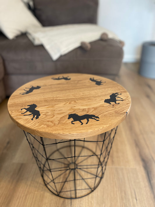 Epoxid Beistelltisch „Tölter", schwarz mit roten Partikeln