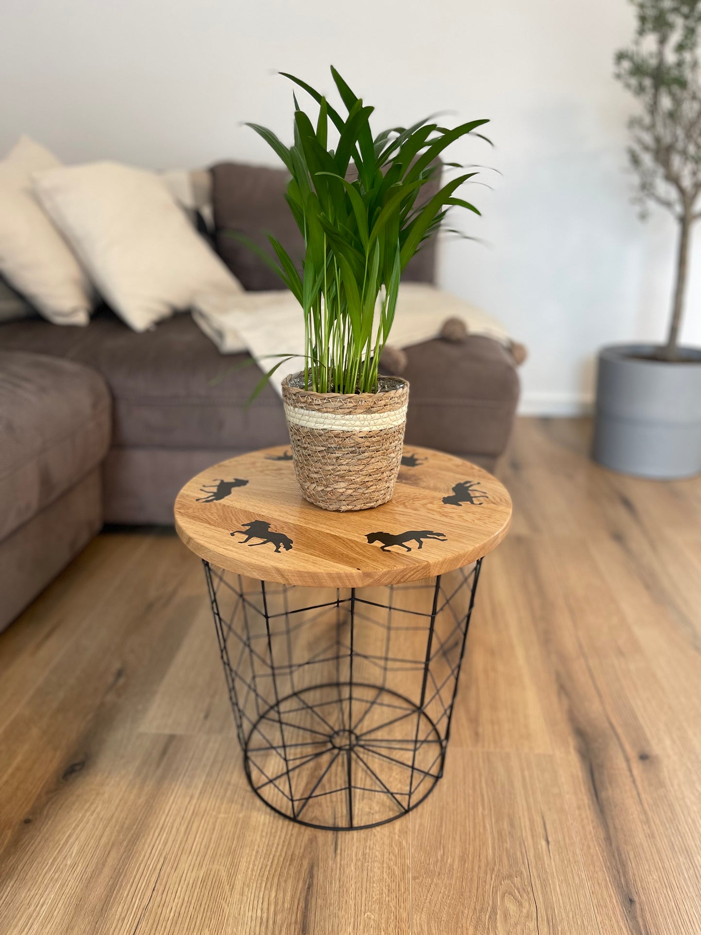 Epoxid Beistelltisch „Tölter", schwarz mit Goldpartikeln