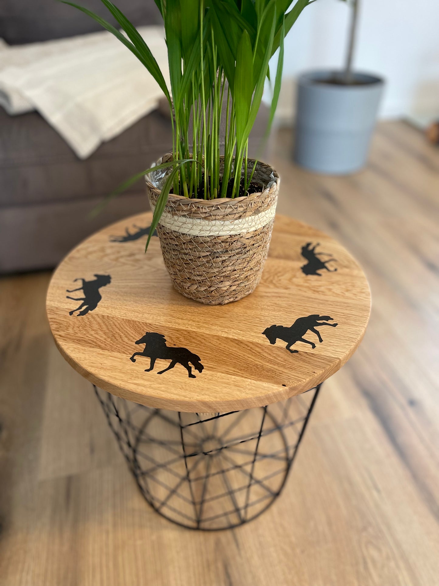 Epoxid Beistelltisch „Tölter", schwarz mit Goldpartikeln