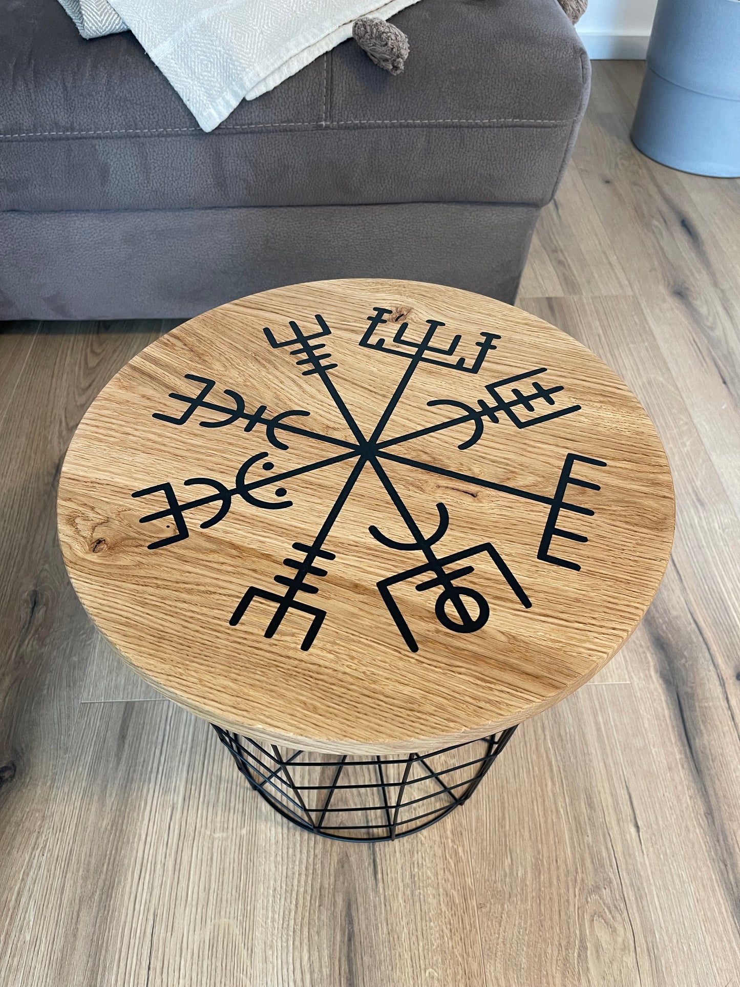 Epoxid Beistelltisch „Vegvísir", schwarz mit Goldpartikeln 01