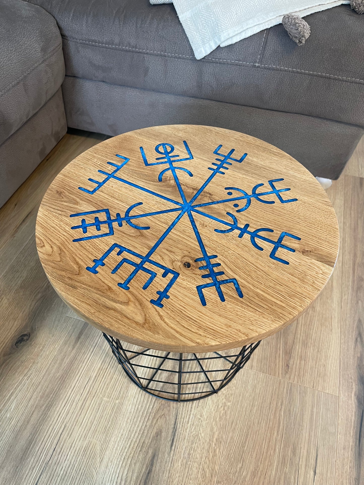 Epoxid Beistelltisch „Vegvísir", blau weiß