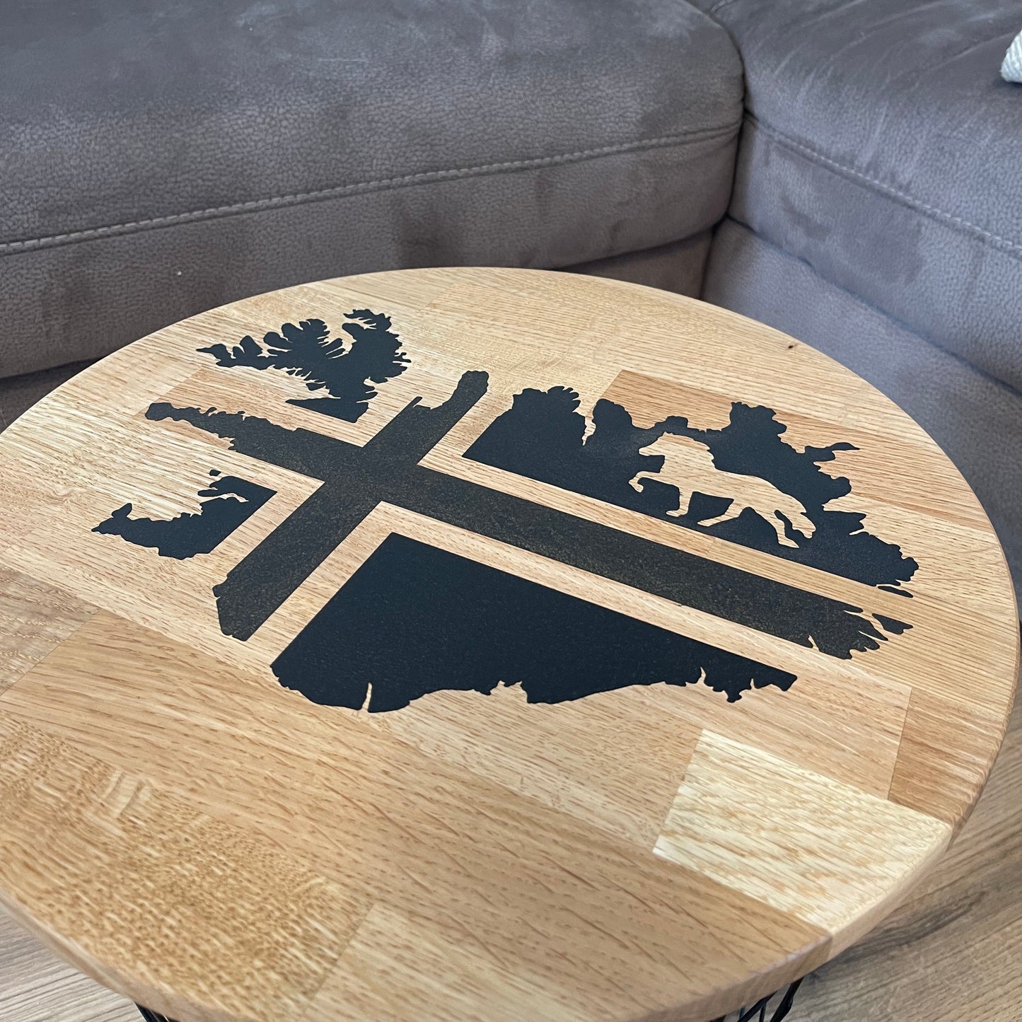 Epoxid Beistelltisch „Islandflagge“, schwarz mit Goldpartikel