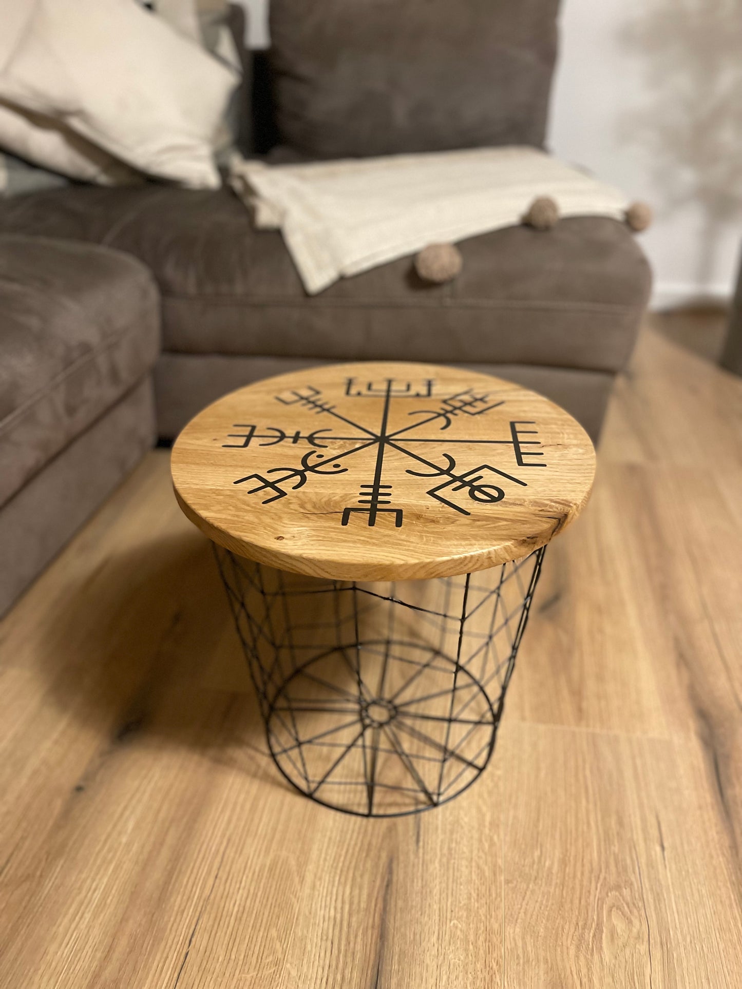 Epoxid Beistelltisch „Vegvísir", schwarz mit Goldpartikeln 02