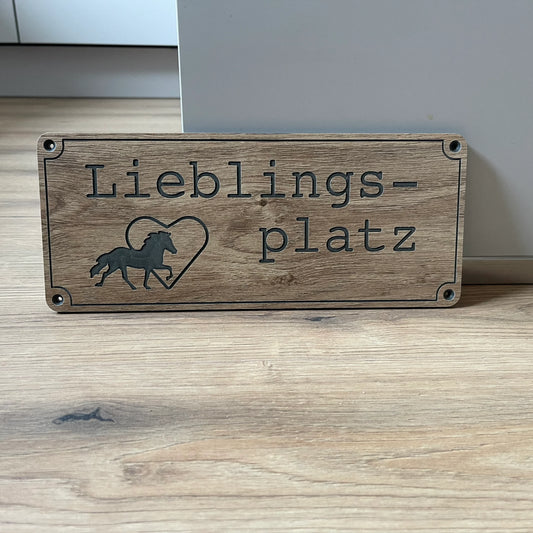 Stallschild "Lieblingsplatz" mit Tölter im Herz
