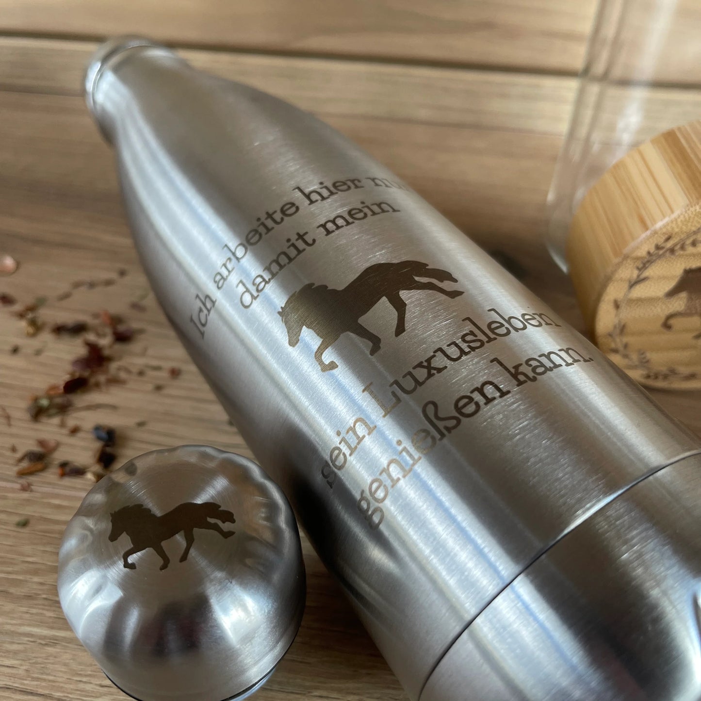 Isolierflasche aus Edelstahl "Ich arbeite hier nur, ..."