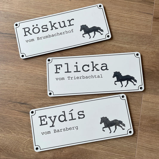 Individuelles Stallschild aus HPL, weiß